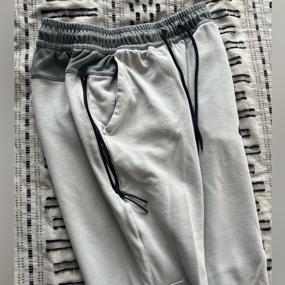 Nike Sportswear Tech Fleece Jogger Sweatpant - Picture 3 of 6